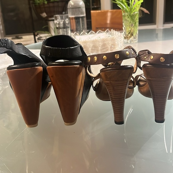 2 pairs of Sandals - Picture 2 of 8